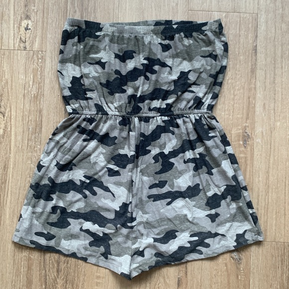 Ardene SuperSoft Camouflage Romper. Size Ladies Large. - Picture 2 of 3